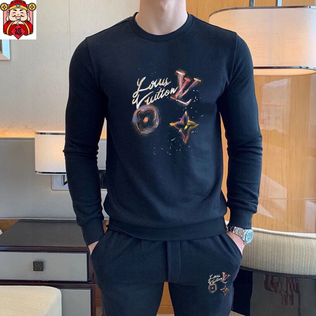 🅿️380 [LV Louis Vuitton] (Fat Man Gospel) hot-selling suit is coming. Focus on the original version of the official website. 2025 new hot-selling sweatshirt suit. The original order is hard to buy🇭🇰. It is the meticulous work of top designers for a fitting and perfect upper body effect. All-natural high-quality Roman cotton 100%, close-fitting comfort, noble and elegant! Original hardware embodies elegance and nobility! Counter size: M-5XL (maximum wear up to 220 pounds)